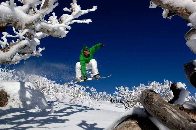 Snowboardista v resortu Perisher Snowy Mountains, 30. července 2009. Lidé mají většinou tendence trávit dovolenou na plážích Austrálie, ale výše položené oblasti se mohou pyšnit aktivní lyžařskou sezonou, která začíná v červnu a končí až v říjnu v celkem osmi lyžařských resortech.