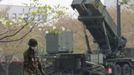 A Japan Self-Defence Forces soldier stands guard near Patriot Advanced Capability-3 (PAC-3) missiles at the Defence Ministry in Tokyo April 9, 2013. Japanese public broadcaster NHK showed aerial footage of what it said were ballistic missile interceptors being deployed near Tokyo in response to North Korea's threats and actions. Japan in the past has deployed ground-based PAC-3 interceptors, as well as Aegis radar-equipped destroyers carrying Standard Missile-3 (SM-3) interceptors in the run-up to North Korean missile launches. REUTERS/Issei Kato (JAPAN - Tags: POLITICS MILITARY) Published: Dub. 9, 2013, 1:53 dop.