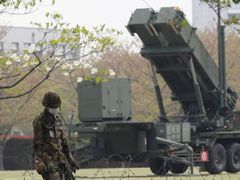 A Japan Self-Defence Forces soldier stands guard near Patriot Advanced Capability-3 (PAC-3) missiles at the Defence Ministry in Tokyo April 9, 2013. Japanese public broadcaster NHK showed aerial footage of what it said were ballistic missile interceptors being deployed near Tokyo in response to North Korea's threats and actions. Japan in the past has deployed ground-based PAC-3 interceptors, as well as Aegis radar-equipped destroyers carrying Standard Missile-3 (SM-3) interceptors in the run-up to North Korean missile launches. REUTERS/Issei Kato (JAPAN - Tags: POLITICS MILITARY) Published: Dub. 9, 2013, 1:53 dop.