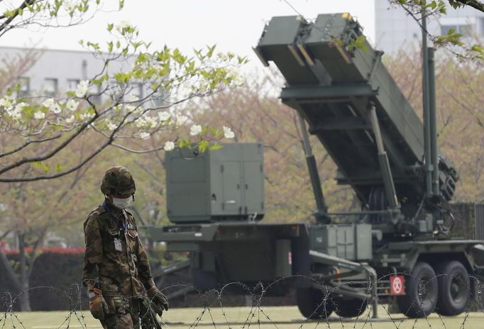 A Japan Self-Defence Forces soldier stands guard near Patriot Advanced Capability-3 (PAC-3) missiles at the Defence Ministry in Tokyo April 9, 2013. Japanese public broadcaster NHK showed aerial footage of what it said were ballistic missile interceptors being deployed near Tokyo in response to North Korea's threats and actions. Japan in the past has deployed ground-based PAC-3 interceptors, as well as Aegis radar-equipped destroyers carrying Standard Missile-3 (SM-3) interceptors in the run-up to North Korean missile launches. REUTERS/Issei Kato (JAPAN - Tags: POLITICS MILITARY) Published: Dub. 9, 2013, 1:53 dop.