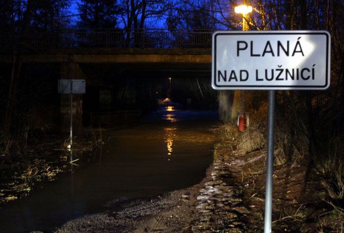 Vodohospodáři hlásí, že hladina Lužnice by se mohla zvednout ještě o 40-80 centimetrů. Starosta Chramosta říká: "O dalších opatřeních se rozhodne ráno."