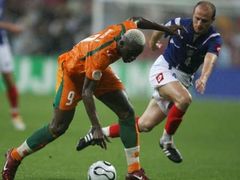 Arouna Kone z Pobřeží slonoviny se snaží odstavit Igora Duljaje v zápase skupiny C MS Pobřeží slonoviny - SČH.