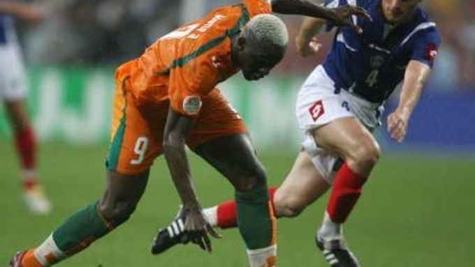 Arouna Kone z Pobřeží slonoviny se snaží odstavit Igora Duljaje v zápase skupiny C MS Pobřeží slonoviny - SČH.