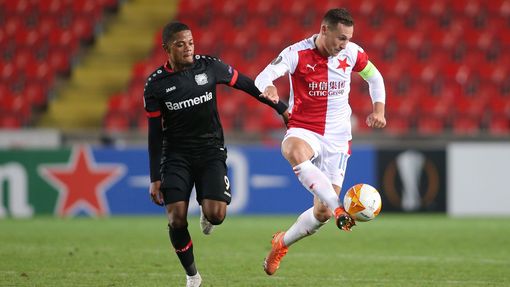 Leon Bailey a Jan Bořil v zápase Evropské ligy Slavia Praha - Bayer Leverkusen
