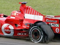 Poničená levá zadní pneumatika Ferrari Michaela Schumachera krátce po startu Velké ceny Brazílie.