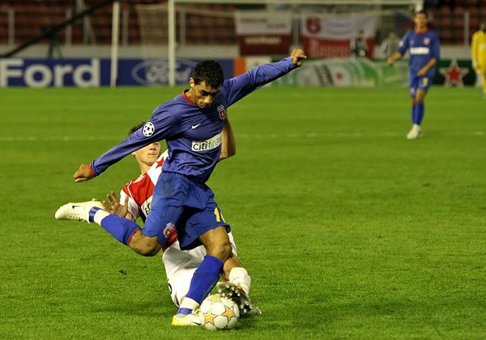 Útočník Banel Nicolita (FC Steaua Bucuresti) u brány domácích.