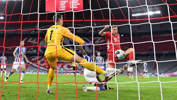 Robert Lewandowski střílí třetí gól do sítě Herthy