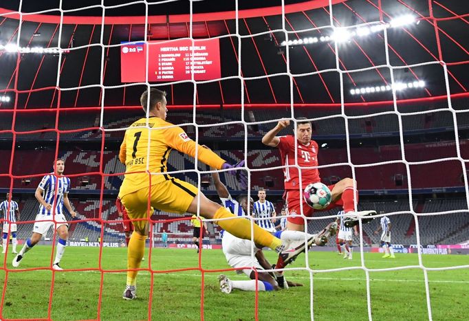 Robert Lewandowski střílí třetí gól do sítě Herthy