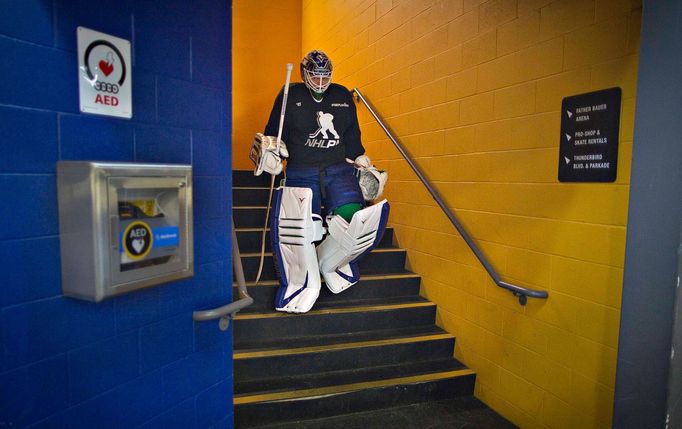 Brankář Cory Schneider přichází na trénink Vancouveru