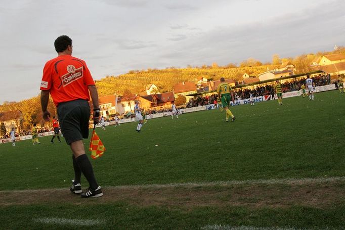 Zápas začínal o půl třetí, v jeho závěru nasvítil viniční tratě nad hřištěm západ slunce.