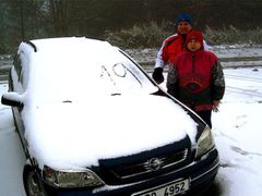 Turisté pózují fotografovi u svého auta, kterým přes husté sněžení vyjeli dnes dopoledne na Pustevny v Beskydech.