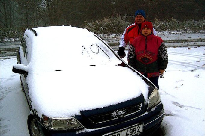 Turisté pózují fotografovi u svého auta, kterým přes husté sněžení vyjeli dnes dopoledne na Pustevny v Beskydech.