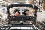 Také v továrnách Volkswagenu se už buď vyrábí (například v Cvikově), anebo se začíná ve stejný den jako ve Škodovce, tedy 27. dubna.