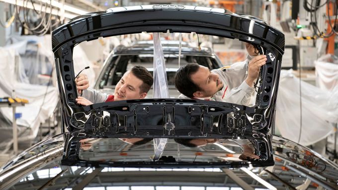 Ve Volkswagenu se postupně obnovuje výroba.