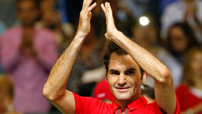 Roger Federer slaví.