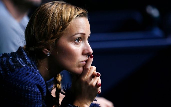 Srbská přítelkyně tenisty Novaka Djokoviče Jelena Rističová sleduje utkání se na Turnaji mistrů 2012.