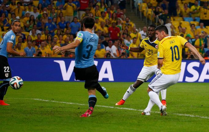 MS 2014, Klolumbie-Uruguay: James Rodriguez dává gól