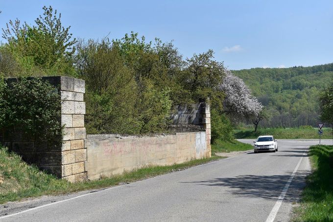 Pozůstatky takzvané Hitlerovy dálnice u Rozdrojovic na Brněnsku na snímku z 28. dubna 2020.