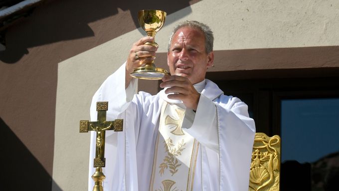 Farář Marian Kalina sloužil 27. června v Moravské Nové Vsi na Břeclavsku mši pod širým nebem za všechny zasažené živelnou katastrofou.