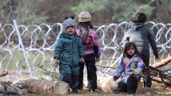 Migrační krize u Polska obrazem: "Je mi zima." Za ostnatým drátem jsou i malé děti