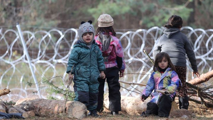 Migrační krize u Polska obrazem: “Je mi zima.” Za ostnatým drátem jsou i malé děti; Zdroj foto: Reuters