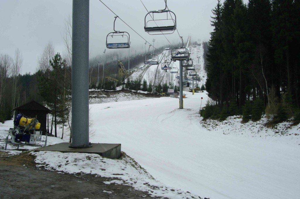 V Harrachově se pořád lyžuje
