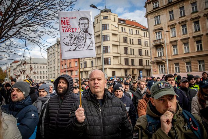 Protest policistů a hasičů před ministerstvem vnitra v Praze na Letné za navýšení platů (21.11. 2024).