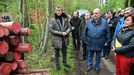 Premiér Andrej Babiš a ministryně financí Alena Schillerová si 15. května 2019 v lokalitě Bílovna nedaleko Bernartic prohlédli lesy zasažené kůrovcem.