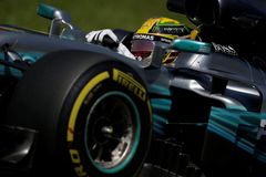 Šampion F1 Hamilton začal v Brazílii traťovým rekordem. Na Mercedesy v pátek nikdo neměl