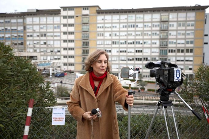 Papežův stav je stabilní, krevní testy ukazují mírné zlepšení, uvedl Vatikán o stavu Františka. O jeho stavu ve velké míře informují italská média.