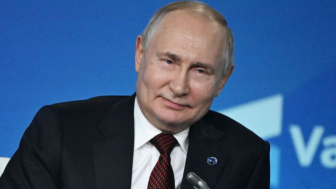 "Co se týče protiofenzivy, která údajně uvázla na mrtvém bodě, tak podle mě zcela selhala," uvedl Vladimir Putin.