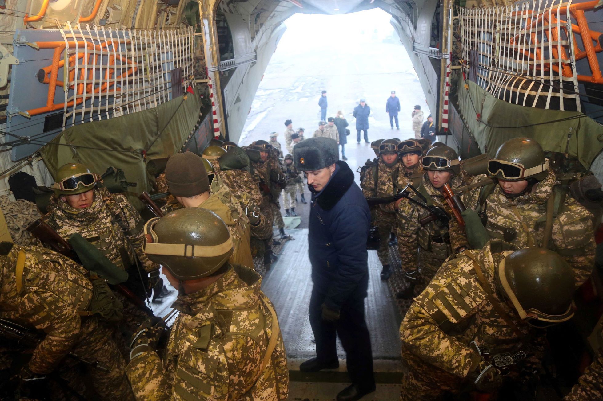 Vojáci z Kyrgyzstánu na cestě do Kazachstánu
