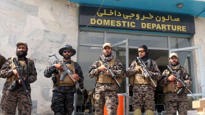 Bojovníci Tálibánu hlídkují na letišti v Kábulu.