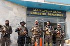 Bojovníci Tálibánu hlídkují na letišti v Kábulu.
