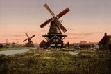 Byla to doba zásadních změn. Zatímco v rybářských vesnicích a pod větrnými mlýny se ještě žilo postaru, v Rotterdamu už vyrůstal první evropský mrakodrap podle vzorů z USA. Právě v té době, mezi lety 1890 a 1900, pořídili tehdejší fotografové jedinečné barevné záběry z Nizozemska, které dnes mohou posloužit jako nostalgický průvodce.