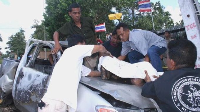 Realita jižního Thajska - časté výbuchy na silnicích.