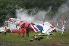 Thajský letoun se  rozpadl na kusy, cestující hořeli