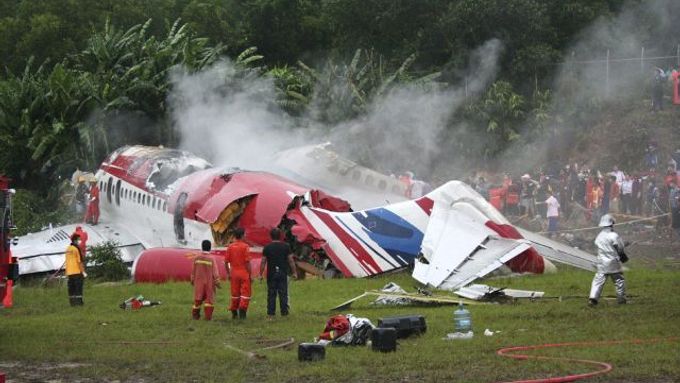 Thajské letadlo se rozlomilo během přistání