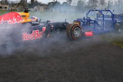 Video: Přetlačí ragbisté formuli? Ricciardo souboj zakončil sestřelením dronu