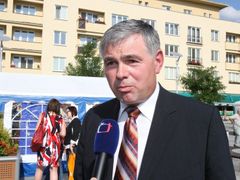 Lídr sociálních demokratů v  Moravskoslezském kraji Jaroslav Palas, dává rozhovor televizi při volebním mítingu. Krajské volby 2008 jsou pro něj návratem do politiky