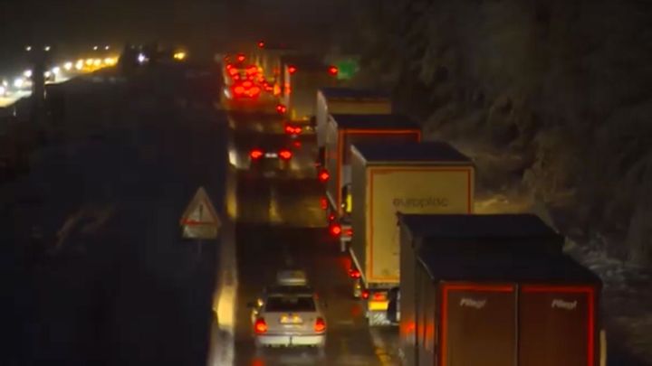 Dálnici D1 mezi Humpolcem a Větrným Jeníkovem uzavřelo náledí