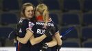 Ruské curlerky Jekatěrina Galkinová (vlevo) and Ljudmila Privivkovová se radují z výhry nad Švédskem