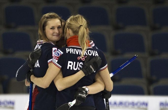 Ruské curlerky Jekatěrina Galkinová (vlevo) and Ljudmila Privivkovová se radují z výhry nad Švédskem