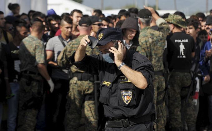 Policista u vlaku mířícího do Srbska nedaleko tábora Gevgelija.