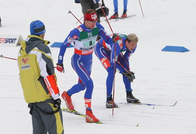 Martin Jakš předal štafetu Lukáši Bauerovi. Tribuny křikem hnaly Bauera dopředu.