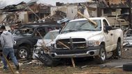 Muž míjí zdevastované automobily. Jackson, Tennessee