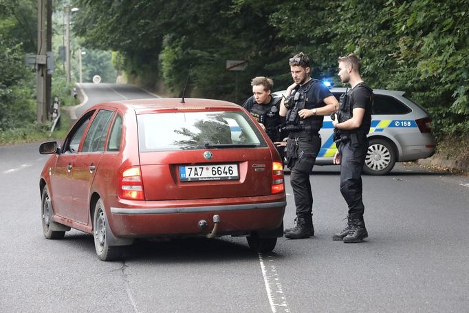 Zátaras z Děčína na Hřensko: Policie nepouští ani linkové autobusy, z oblasti občas vyjede hasičské auto.