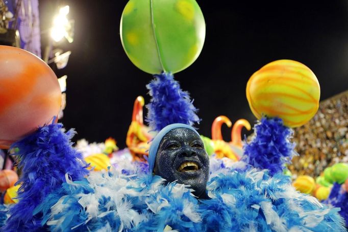 A reveller from the Vila Isabel samba school participates in the annual Carnival parade in Rio de Janeiro's Sambadrome February 12, 2013. REUTERS/Sergio Moraes (BRAZIL - Tags: SOCIETY) Published: Úno. 12, 2013, 7:32 dop.