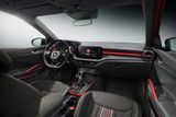 Kabina nabízí řadu červených doplňků, sportovní volant nebo dekorační plochy evokující karbon.
