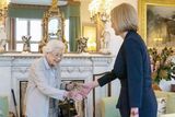 Poslední premiérka královny Alžběty. Liz Trussovou jmenovala do funkce pouhé dva dny před svou smrtí na zámku Balmoral ve Skotsku.